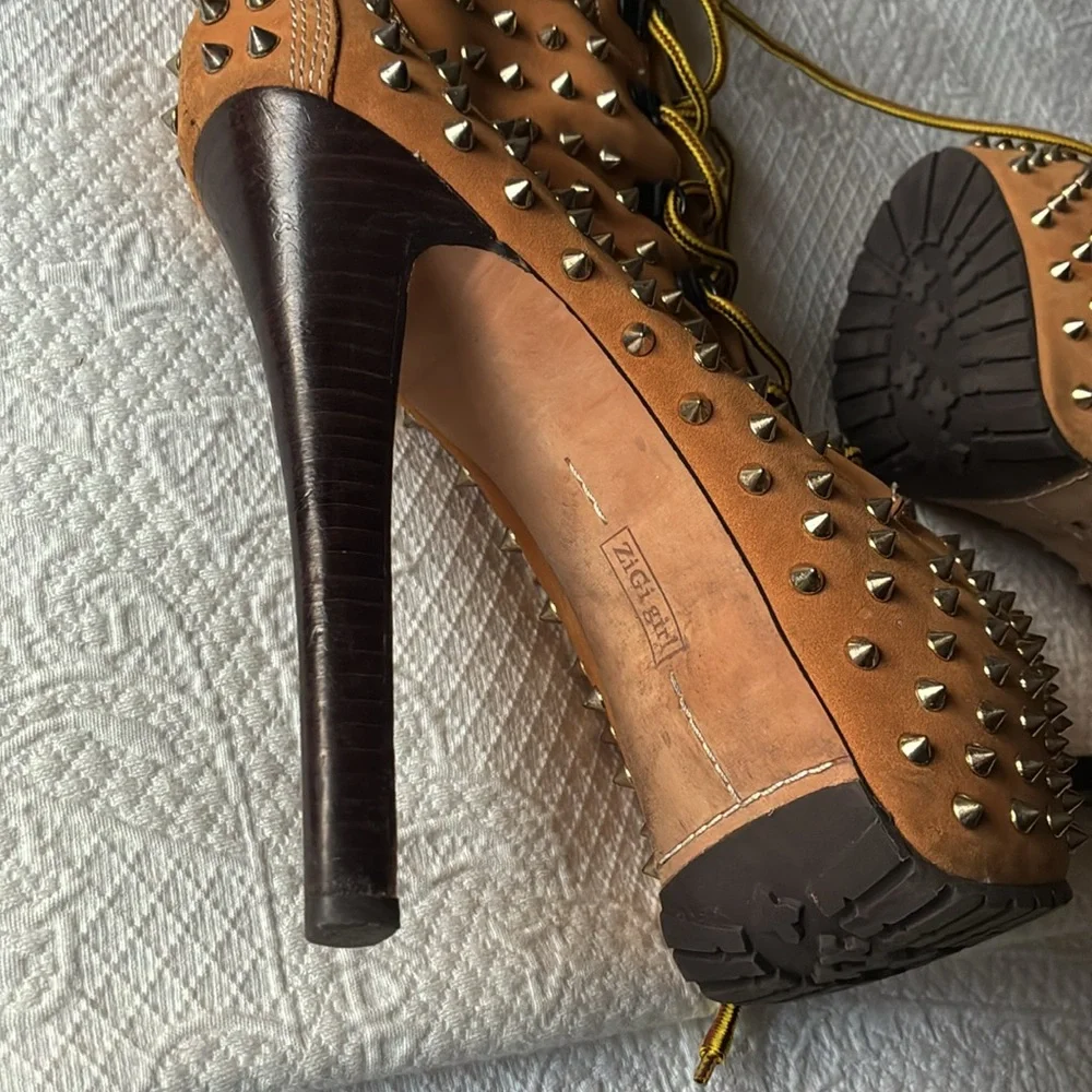 Zigi girl Z-Jo Stud Boots. Leather upper studded boots. 1 stud missing. - Picture 2 of 7